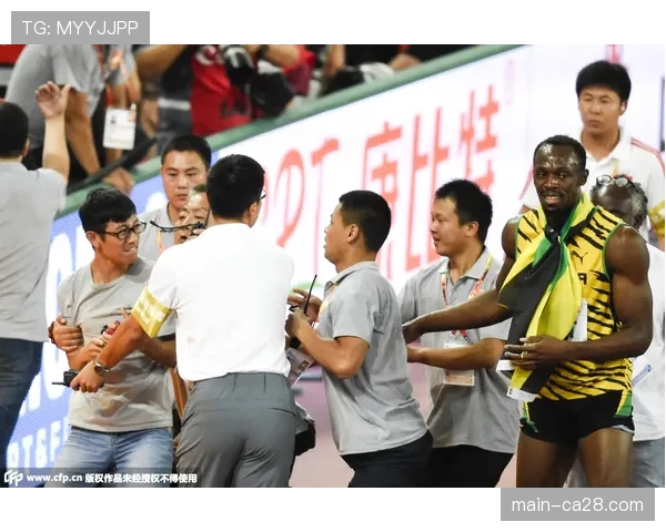 小球迷冲入场内与偶像拥抱，被安保人员带离